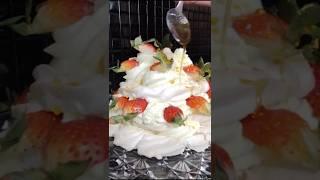 Pavlova alle Fragole con Zucchero Caremalizzato 