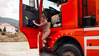 Sexy Female Driver Single-Handedly Repairs a Massive Truck！#automobile #truckdriver