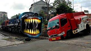 Kereta Api Train Eater VS Truk Oleng,Truk Tangki dan Truk Pasir