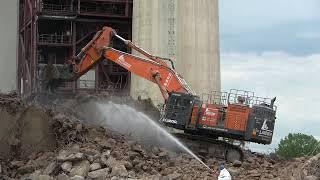 Hitachi EX1200-7 vs. Stahlbeton