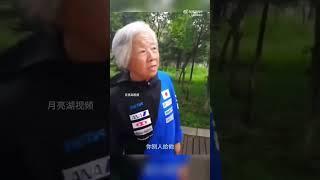 牆國奇聞：一名老人穿帶有日本國旗衣服，被路人指責。