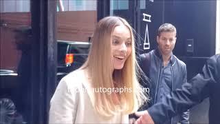 Margot Robbie signs autographs for TopPix