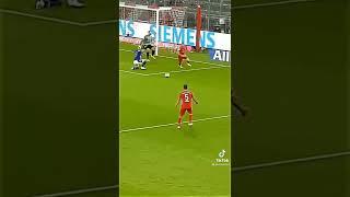 Lewandowski with the rabona assist 