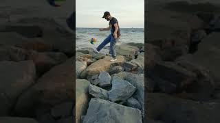 مهاراتي بالكرة على البحر