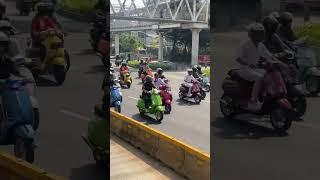 Gile, serbuan sepeda motor Vespa memenuhi jalanan utama di Jakarta #shorts #wibikembara