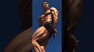 Fitness Muscle Model Classic Physique Bodybuilding Posing Flexing Elliot Robinson Styrke Studio