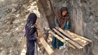 Making a canopy to keep food cool and prepare lunch by the nomadic lady