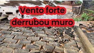 Prejuízo, vento forte derrubou o muro da indústria.