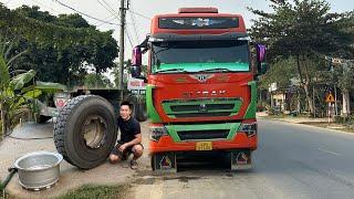 rescue replace rim of howo sitrak 440 tractor carrying 100 tons of goods