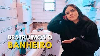 COMEÇAMOS A REFORMA DO BANHEIRO | Tivemos que quebrar tudo!