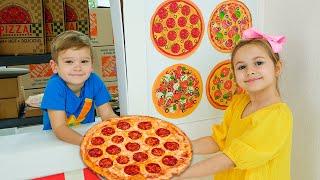 Anak-anak belajar cara memasak pizza dan saling membantu