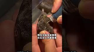 翡翠賭石：新租的店鋪角落發現一堆石頭，把石頭交給老師傅開窗居然驚呼一聲大漲！開價1萬收購，你們覺得我虧了嗎？翡翠原石/緬甸玉石/賭石