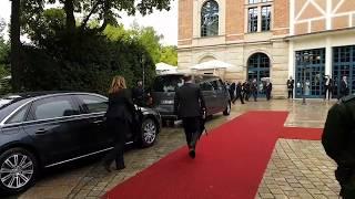 MERKEL kommt im VW BUS bei Bayreuther Festspiele 2017 an