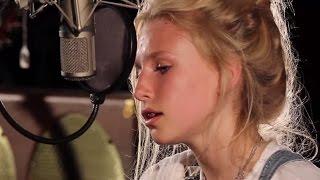 Billie Marten - You Make My Dreams (Hall & Oates Cover) | Ont' Sofa Gibson Sessions