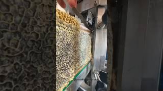 Процесс распечатки сотзабота о меде и пчелах