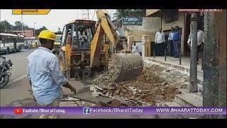 GHMC Demolition On Footpath Encroachment From  Chandrayangutta X Road, Hyderabad | BharatToday