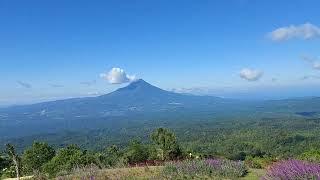 Melihat Manado, Airport Sam Ratulangi dan Gunung Klabat dari Puncak Tetetana Tomohon