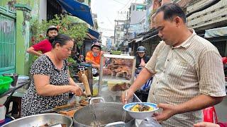 Mì vịt quay chị Chép Sài Gòn khách đông đỡ không nổi, bán dồn dập từ lúc dọn ra đến lúc dọn về