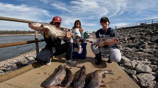 My Fiancee & Sister Fishing For Big Catfish On The Arkansas River!