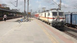 Absolute Alarming Honking & Dazzling Speed By 12956 Jaipur Mumbai Superfast Express - A Must See !!!