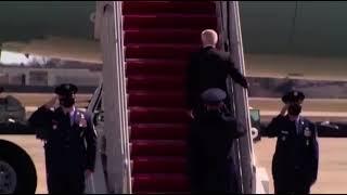 #Biden tropieza tres veces al subir al #AirForceOne el 19|marzo|2021. #Afganistán fue otro tropiezo