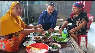 makan siang bersama bibi Enon nikmat banget