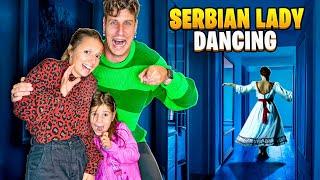 UNA DONNA SPAVENTOSA ENTRA IN CASA, AURORA SCOPRE CHE È LA VERA DANCING SERBIAN LADY E CI INSEGUE!