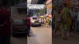 Mukesh Ambani at Lalbaugcha Raja with his family  #mukeshambani #gwagon #security