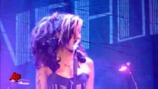 إيمي واينهاوس ترشق جمهورها بالحذاء Amy Winehouse