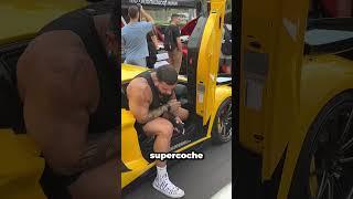 ¡El coche gigante que solo él puede conducir!