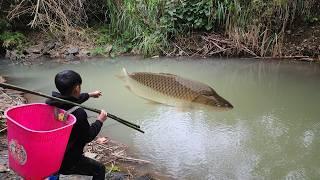 Orphan Duong's fishing skills surprised him when he caught many fish in the stream