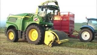 John Deere 8600 picking up silage