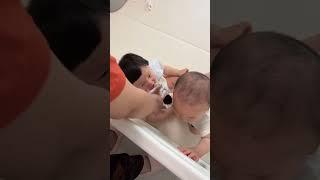 一会没看住俩人亲起来了#ི࿆记录人类幼崽成长记 #萌娃系列 #龙凤胎