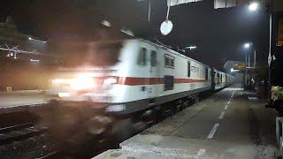 WAP 4 Vs WAP 7 | India's Smallest Garib Rath raging at 130 KMPH | Patna Garib Rath at it's best !!!