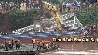 Xe Cuốc Tiến Hành Phá Dỡ Cầu Sập,Quân Đội, Thì Chuẩn Bị Lắp Cầu Phao.