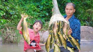 Poor girl 6 year :Weaving baskets, setting fish traps and surviving with uncle KHAI in the wild