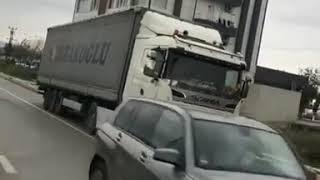 NAZIM ZEKİ UYSAL ARABASINA ÇARPIYORDU