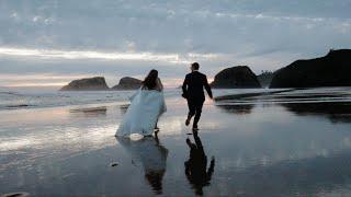 Running down beaches along the Oregon Coast // Adrian & Vanessa // Elopement