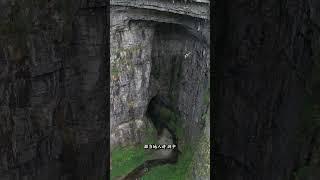 贵州大山里发现一个神秘山洞，据当地老人讲，洞内偶尔发出奇怪叫声，山洞里到底藏着什么，至今无人敢去探索！#神秘 #山洞里到底藏着什么