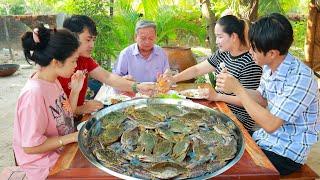 Mommy Sros cook blue crab for yummy recipe, stir fry black pepper, boil coconut juice | Sros Family