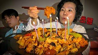 생일날 케이크 대신 마라샹궈 먹는 김동금 여사ㅋㅋㅋㅌㅋㅋ