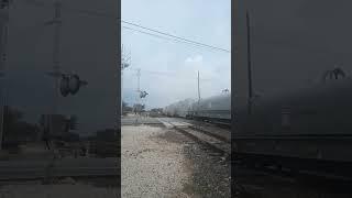 C45ccte 5413 leader with nice engineer horn salute leads C45ccte at Galveston sub #railfan