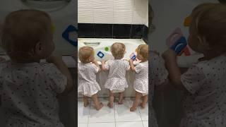 Тройняшки в ожидании купания  #тройня #тройняшки #крупняшки #triplets #близнецы