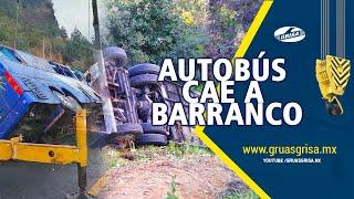 Autobús cae a barranco