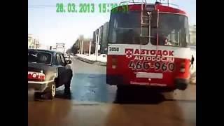 Блондинка за Рулём? Приколы на Дорогах.