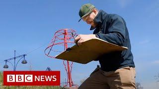 UK artist sketches conflict in Ukraine - BBC News