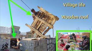 Traditional method: covering the roof with wood and boards in the village house