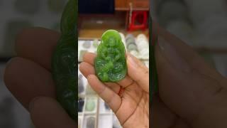 精選和田玉碧玉蘋果綠雕刻【祥龍羅漢】把玩件，玉質細膩瑩潤，碧色嬌嫩鮮艷，整器雕工精細，刻畫生動傳神，紋路曲線流暢而富於變化。寓意天海無恙，國泰民安。#玉石#和田玉 Shorts