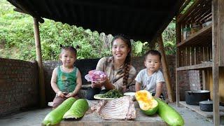 Single mother of two harvests pumpkins to sell to buy clothes for her children