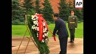 Wen Jiabao visits, lays wreath